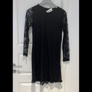 Spetsklänning - oanvänd! - Oanvänd svart kort spetsklänning med etikett. Den är i storlek S. Priset kan diskuteras! Skickas bild ifall det önskas.