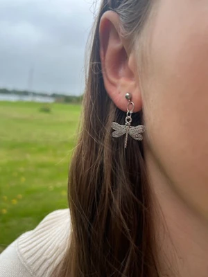 Dragon fly örhänge❤️⚡️🎸 - Stockholm stil smycke⚡️🎸😻Säjer säljer enskilda🤟🏼Hand gjorda🤙Finns bara i silver😻❤️⚡️🎸Plus frakt! Pris för ett örhänge💕💕(40)