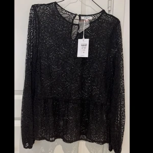 Spets tröja - oanvänd! - Svart spets tröja i färgen svart. Den har etikett (den är oanvänd). Original priset är 399 men säljer för 249kr. Den är verkligen fin!