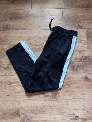 Mjukisbyxor  - Helt nya och oanvända mjukisbyxor från InterSport (märke Etirel).  Rensar ur min garderob från en hel del oanvända kläder🌼 Kika och se om du ser något mer i min profil som du gillar så skickar jag med det till dig också!😊 Fler kläder kommer! 