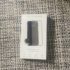 Ideal of sweden skyddsglas  - Passar iPhone 12/12pro  Nypris 399kr Säljer då jag köpte fel storlek 