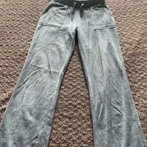 Juicy couture  - Säljer mina nästan helt nya juicy couture! Dom är i riktigt bra skick, använda Max 3 gånger. Dom är helt äkta!!