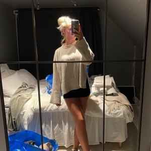 Stickad tröja  - Beige stickad tröja, hyfsat nu använd fåtal gånger perfekt t höst 