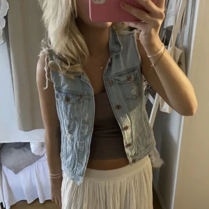 Skit snygg jeans väst  - Säljer min snygga jeansväst, perfekt nu till hösten😻 tyvärr aldrig kommit till användning🙌