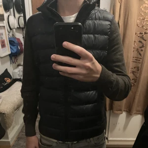 Marinblå väst - Ass fett uniqlo vest knappt använd, xs men kan passa s