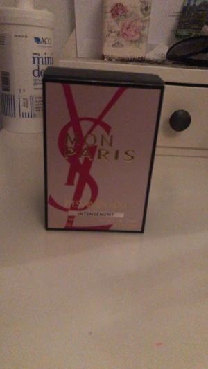Parfym  - Hel oöppnad Mon Paris parfym som innehåller 50 ml, fick den i födelsedagspresent men ville inte ha den😊, nypris vid 900 från kicks.