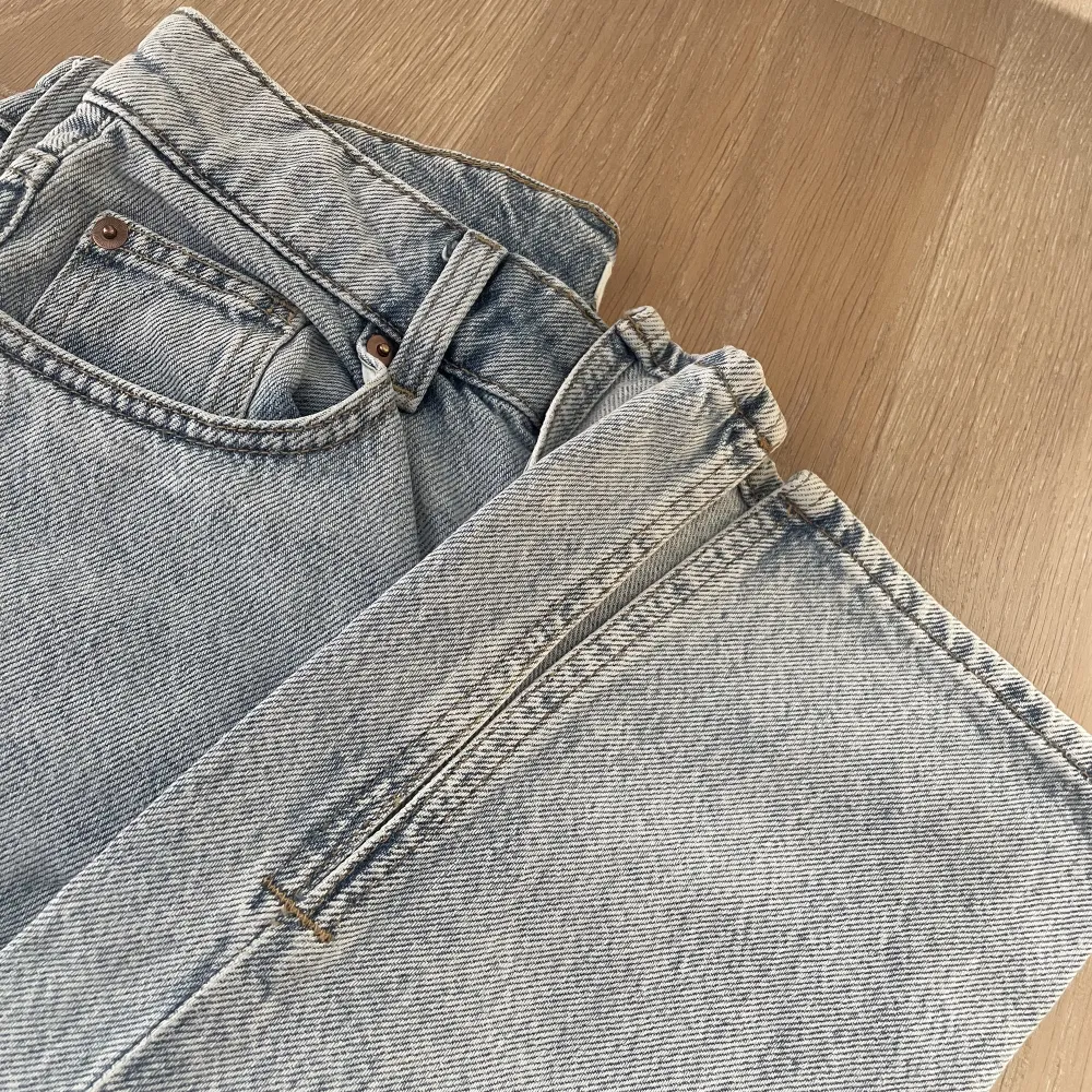 Snygga jeans köpt på H&M, knappt använda och har slits längst ner. Jeans & Byxor.