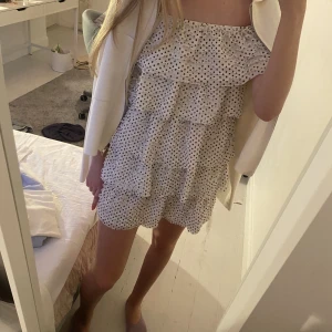 Prickig klänning - Så himla fin eftertraktad klänning ifrån zara! Använd två gånger, super bra skick. Köpte för 550kr och säljer för 200kr.