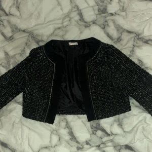 Jacka - En trekvartsärmad jacka/kofta, så snygg och passar verkligen till så mycket. Skulle säga att den passar Xs-M