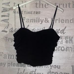 Party topp - Helt oanvänd med volanger på sidorna 