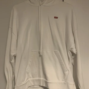 Levi’s hoddie  - En vit och fräsch hoddie från Levi’s i storlek S. Har använts ett fåtal gånger.  Köpte den från Zalando 