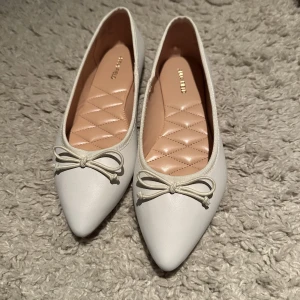 Vita ballerina - Vita ballerina skor som tyvärr aldrig kommit till användning, strl 39