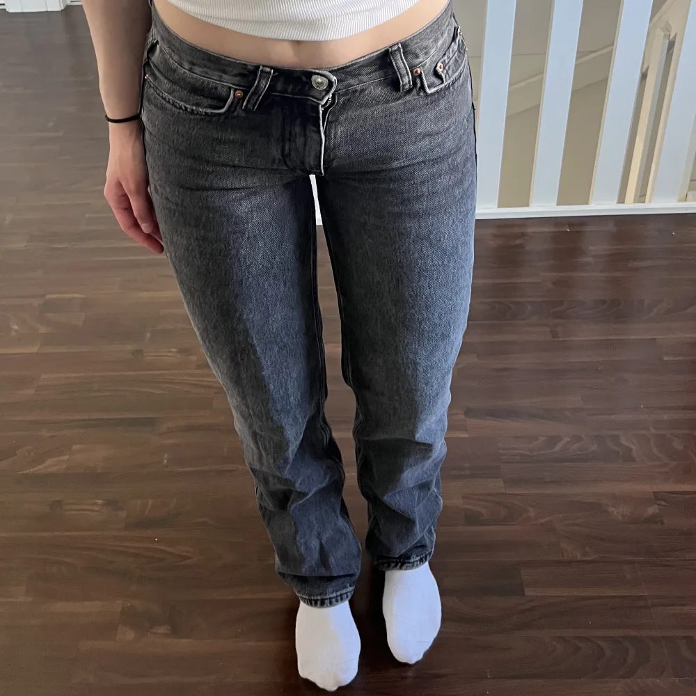 Säljer dessa populära low straight jeansen från Gina i storlek 34! Bara använda en gång eftersom de är för små på mig, de är dock bra i längden på mig som är 166!  Säljer för 200kr + frakt  Nypris: 499kr . Jeans & Byxor.