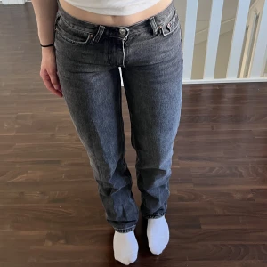 Jeans - Säljer dessa populära low straight jeansen från Gina i storlek 34! Bara använda en gång eftersom de är för små på mig, de är dock bra i längden på mig som är 166!  Säljer för 200kr + frakt  Nypris: 499kr 