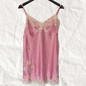 Nattlinne - Rosa nattlinne med spets från Guess🩷(tror fejk men vet ej) Storlek M Går bra att trycka på ”köp nu”