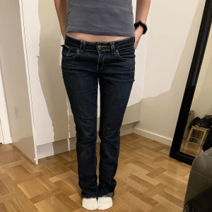 Mango jeans -  Skiiiitsnygga jeans från mango! Knappt använda eftersom de inte passar på mig. Så passande färg till höst&vinter. Hör av er om ni har fler frågor💕