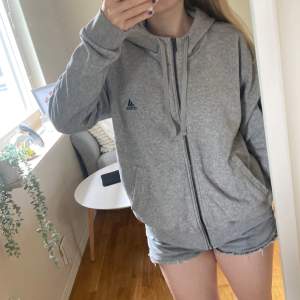 Adidas hoodie, inga större defekter förutom en Storlek L men passar mig som vanligtvis har S.liten fläck vid vänster Axel (se bild 2) och en vid dragkedjan som dock inte märks (se sista bilden).