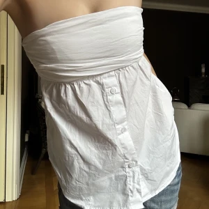 Zara topp - En söt zara topp som jag tyvärr inte fick användning för, nyskick, vit bandeau! Ny pris 329kr mitt pris 150kr
