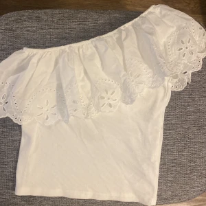 Säljer en one shoulder Topp - One shoulder topp från zara, aldrig använt och är som ny, säljer den för att den är för stor för mig.