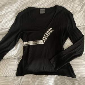 Versace Jeans Couture tröja! Köpt på loppis men använd endast en gång. Så skönt material och passar till mycket🌀Made in Italy. Stl ej angiven! Den är uttöjbar och passar på mig (stl 36). 