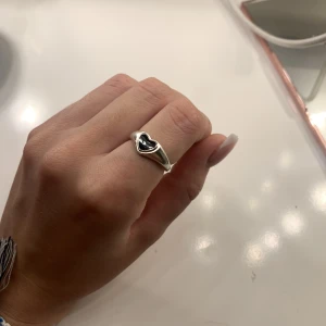Söt Silver ring!! - Justerbar silverring som är köpt på marknad, den är 925 stämplad på insidan!!🌸