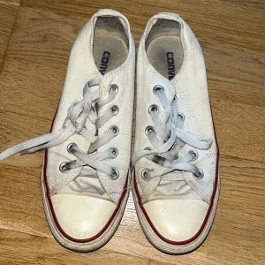 Vita converse - Inte så slitna mest smutsiga. Försöker bara bli av med dom därav priset.