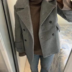 Grå jacka/kappa  - Världens snyggaste gråa kappa från Club Monaco i New York!!🌚🌚Exremt bra kvalitet och helt perfekt för nu i höst (och i vintern)! Funkar till allt!!