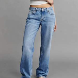 Säljer nu dessa sparsamt använda low waist straight jeansen! Inga synliga tecken på att dom använts. Säljer pga att dom inte kommer till användning. Skriv gärna för mer frågor eller bilder❤️