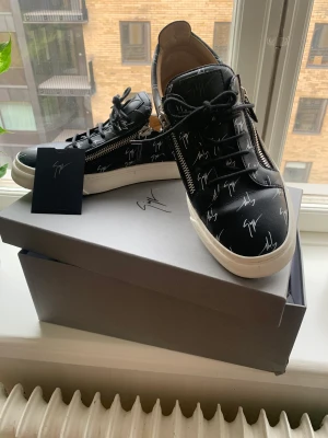 Giuseppe Zanotti  - Sprillans nya Giuseppe Zanotti skor, storlek 43, använda max 3 gånger. Skick 10/10. Säljer dessa pga av att de är lite för stora för mig.  Kan mötas i Stockholm 