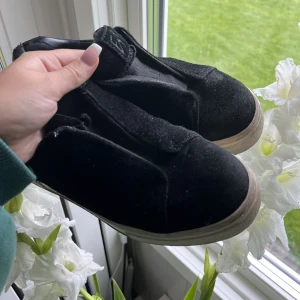 Eytys skor - Säljer nu mina eytys för jag tröttnat på dem. Storlek 38 passar dom men också 39. Väldigt slitna bak till hälen men det går att fixa.