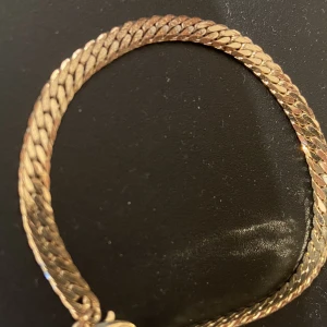 Guld armband - Fint armband som ser lite kedjig ut