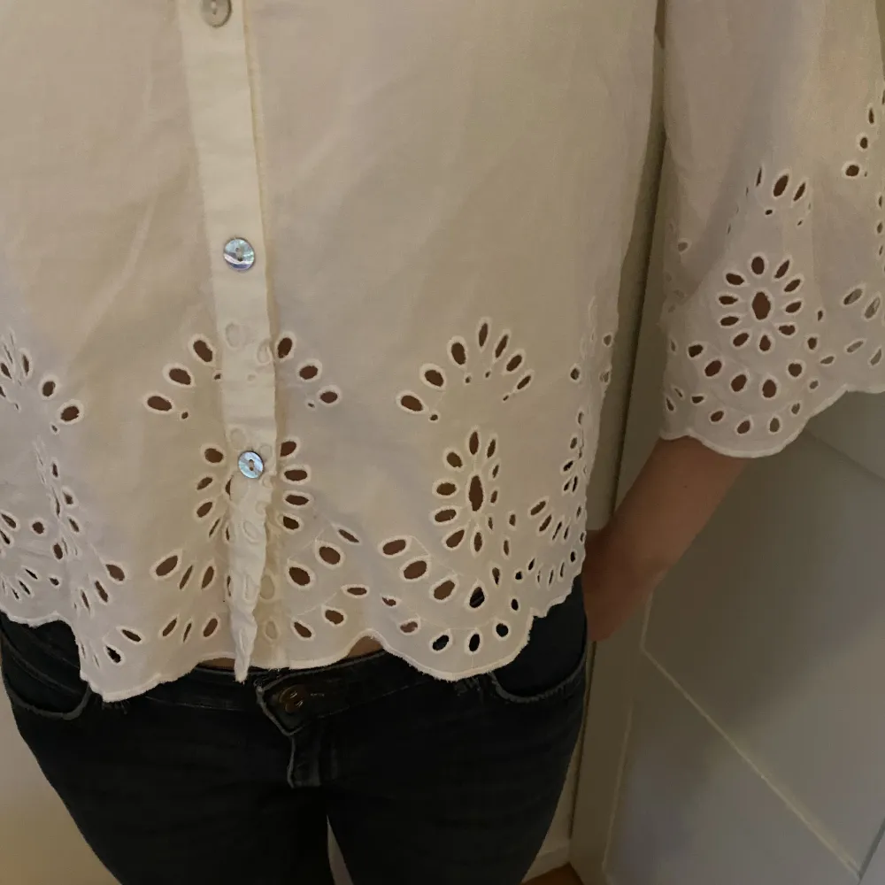 Super söt vit blus / skjorta med små söta detaljer, säljer då den inte längre kommer till användning . Skjortor.