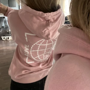 Hoodie  - Rosa huddie ifrån hm, inte riktigt min stil där av säljer jag den💞