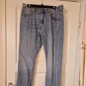 Blåa jeans som aldrig kommit till användning 
