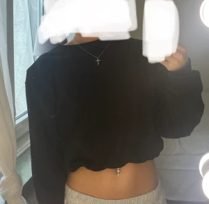 Tröja - Man kan välja hur tajt den sk sitta i midjan så man väljer själv vilken längd och passform den ska ha!❤️ den har även insyda pads vid axlarna!