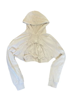 Vit tröja  - Vit tjock tröja utan ”mage” som är superfin att ha över en t-shorts eller annan tröja