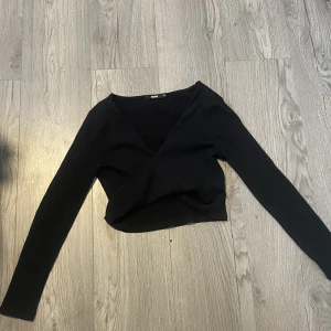 Crop top, Svart - Hej! Jag säljer denna crop top ifrån Bik bok, storlek M. Omlott samt ribbad. 