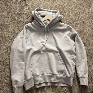 Hoodie  - Ljusblå hoodie från weekday i storlek S. Endast provad 