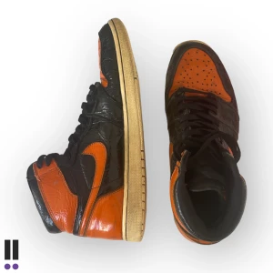 Jordan 1 SBB 3.0 - Nike Jordan 1 Shattered backboard 3.0 i strl 45, 6,5/10 skick. Färgen lite sprucken och visar tecken på användning. Kommer med OG laces och låda. Skickar gärna fler bilder vid fråga.
