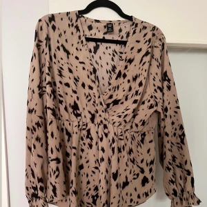 Topp/blus - Oanvänd topp!  Stl 0XL (ej svensk storlek)  Skulle säga mer en M/L