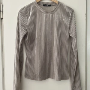 Topp - I fint skick Passar både till fester och vardagligt 