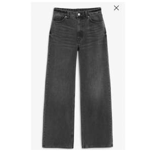 Jeans från Monki i modellen ’Yoko’, storlek 25”, motsvarar stl. 32-34. Högmidjade och vida ben. Använda ett fåtal gånger och säljs på grund av att de inte längre passar. Skickas mot frakt eller möts upp i Kalmar :)