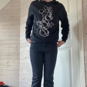 Hoddie - Fin hoddie med tryck, använd men inga stora defekter, kontakta vid minsta fråga!