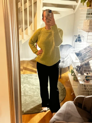 Stickad tröja  - En superfin grön stickad tröja! (Sticks lite)