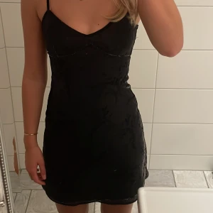 Klänning  - Super söt klänning med blommigt mönster, den är skimmrig och glittrar när man rör på sig, den är ganska liten så storleken stämmer xs💞dragkedja där bak