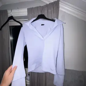 Storlek S Älskar tröjan men använder inte Blå fin säljer för 120 kr köptes för 350 