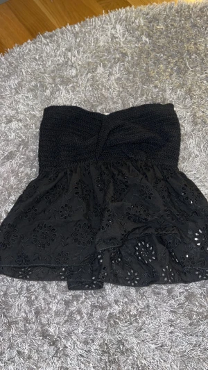 Populär Zara tub topp  - Säljer nu denna snygga populära tub toppen från zara då jag har en nästan likadan💗 Använd 2 gånger!