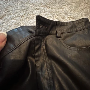 Skinnkjol 36 - Storlek 36 Svart skinnkjol Använt 1 gnn 