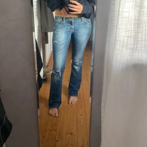 Lågmidjade jeans med hål - Super snygga och perfekta bootcut jeans med hål!