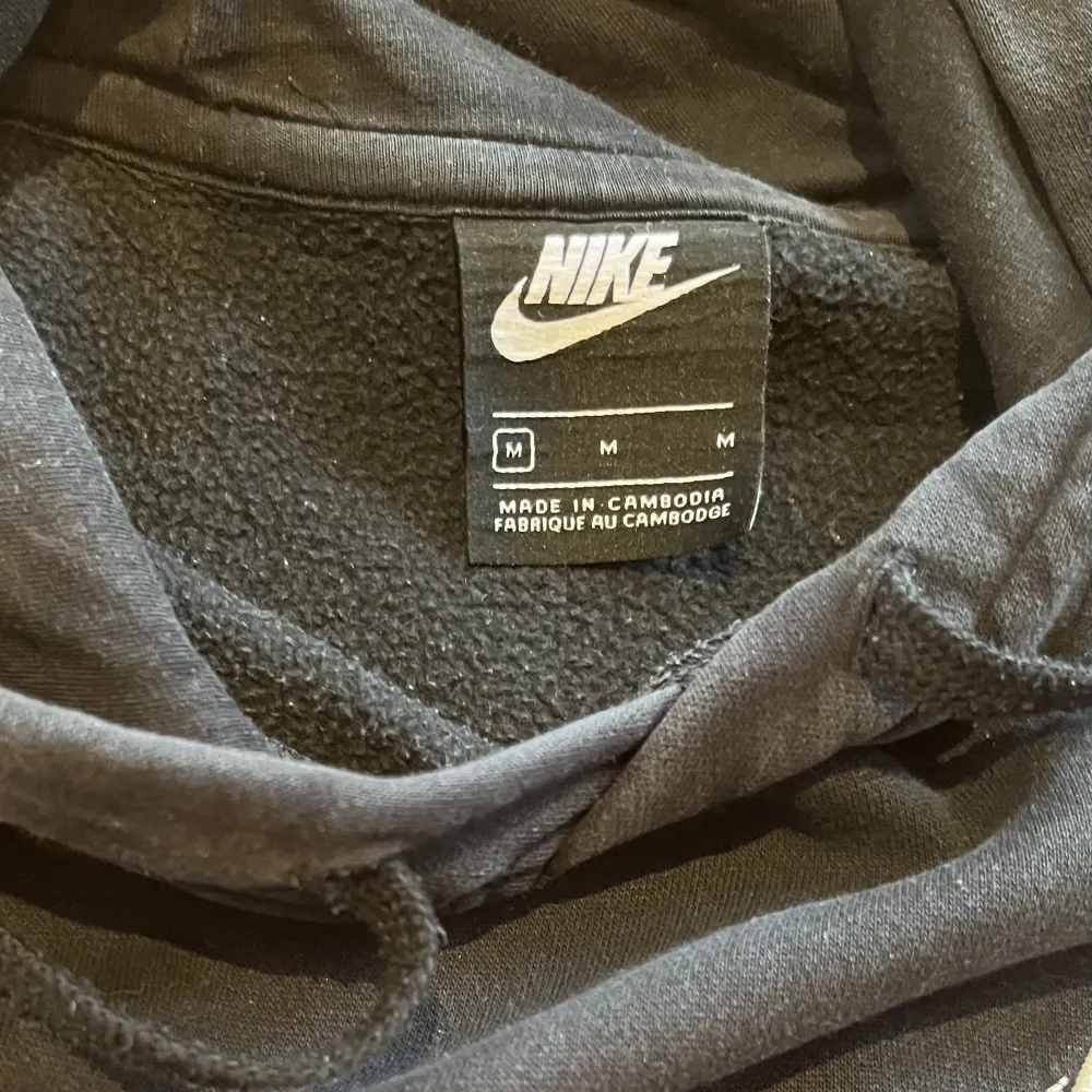 Hejsan, jag säljer nu min svarta Nike hoodie i storleken Medium. Tröjan är väl använd men ändå i ett hyfsat skick. Hör av dig vid funderingar, pris kan diskuteras. Hoodies.